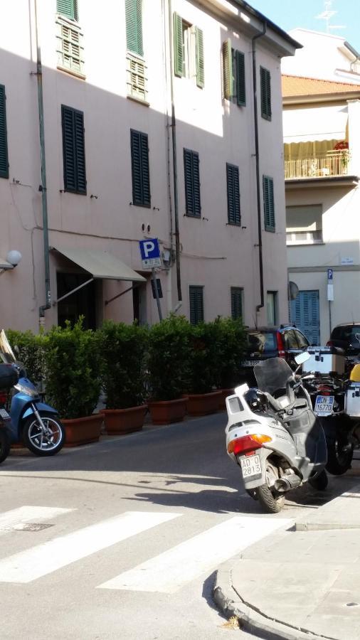 Casa Di Titta Vicino Al Mare Vila Viareggio Exterior foto